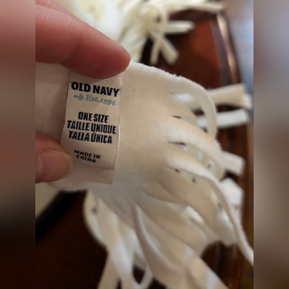 EUC Old Navy Womens White Scarf with Fringes - Picture 7 of 7